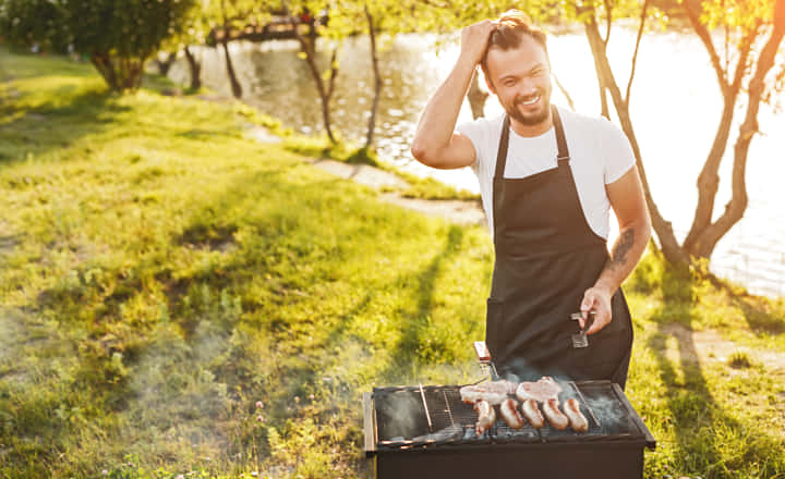 un hombre haciendo carne madurada en la parrilla