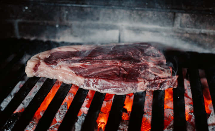 carne madurada en la parrilla de una barbacoa