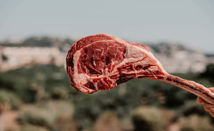 corte de carne madurada en tomahawk