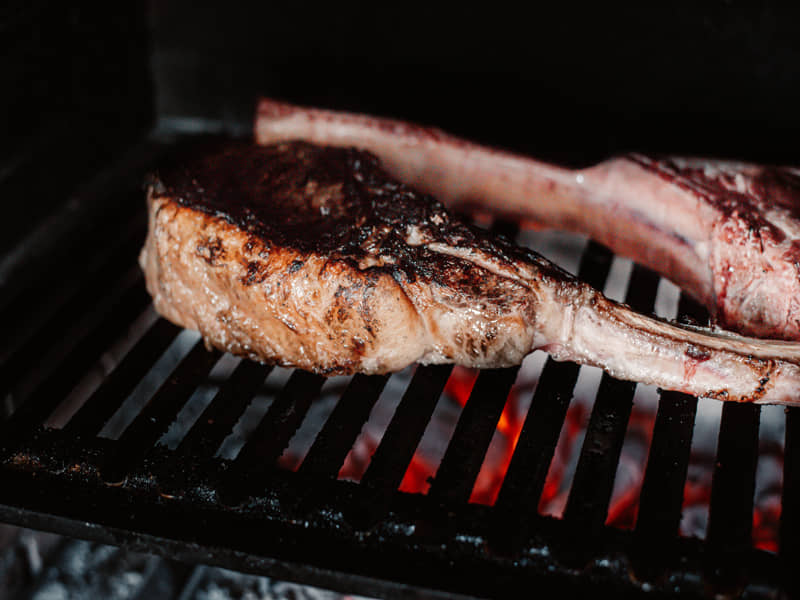 chuletas asándose en una barbacoa