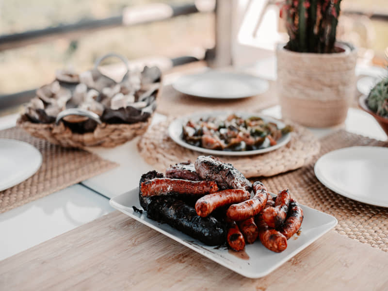 mesa con plato de carne a la parilla