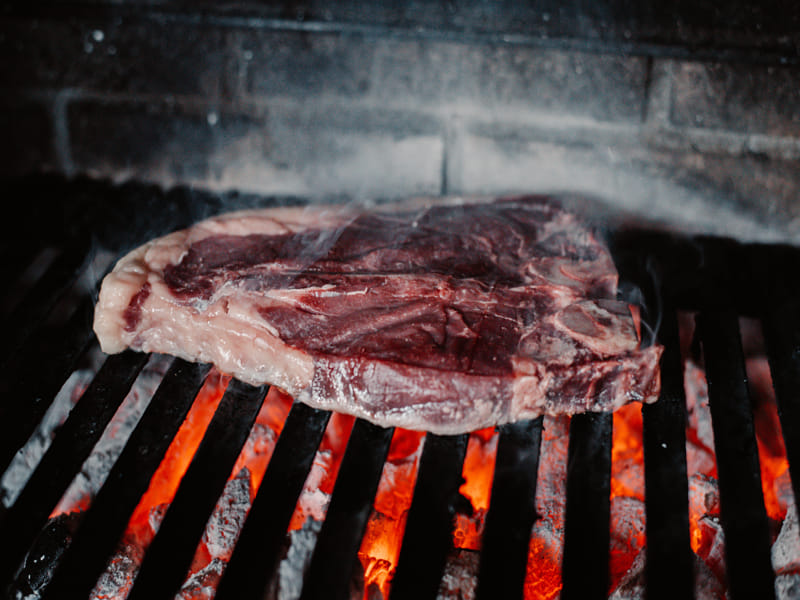 cocinando un corte de ternera para la parrilla