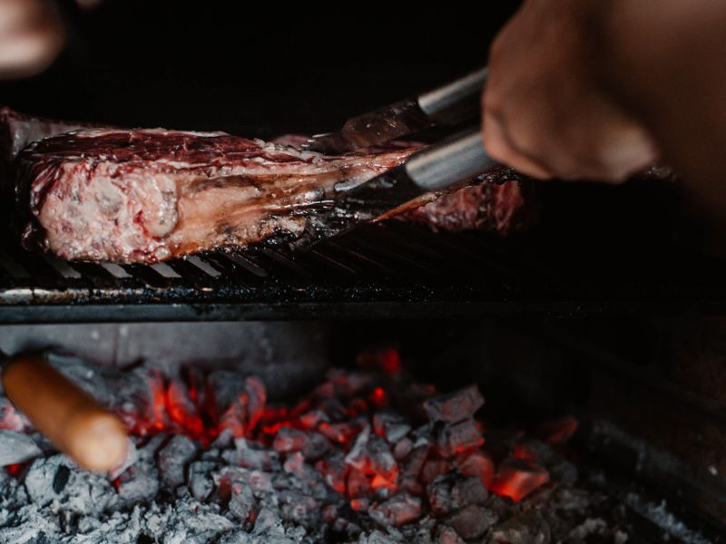 volteo al cocinar la ternera en la parrilla