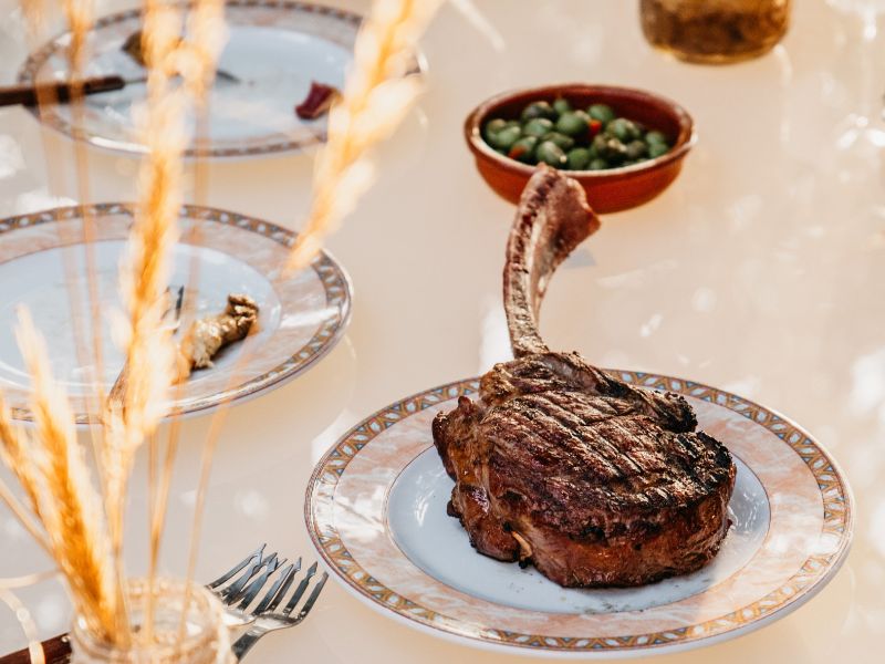 Cocinar una chuleta Tomahawk a la parrilla